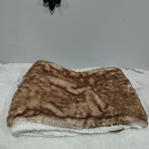 Free country Faux Far Neck Scarf - Picture 14 of 17